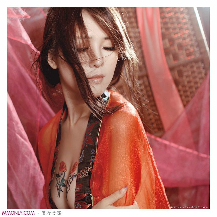 爆乳美女张优演绎古典私房写真