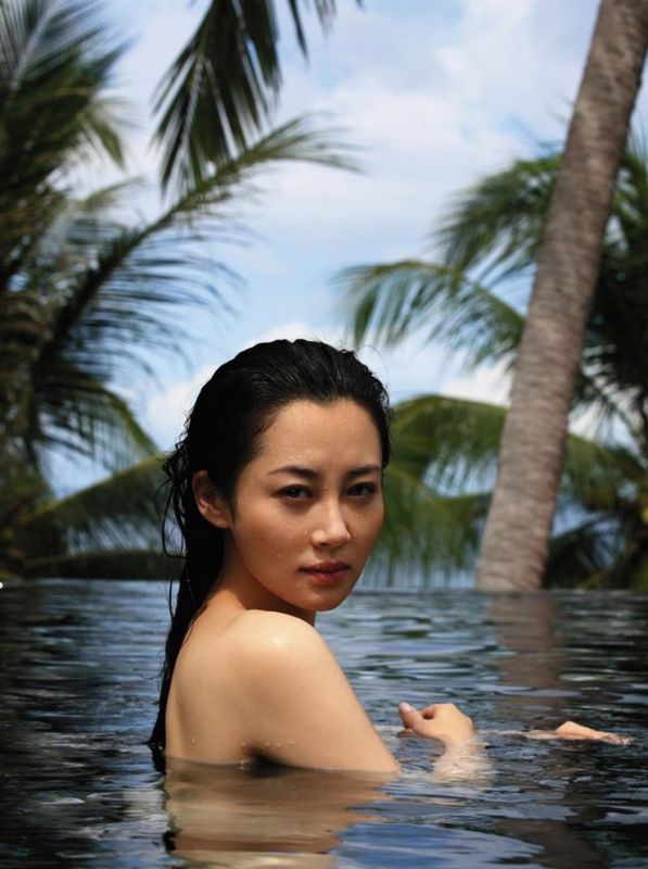 许晴泳池湿身性感写真