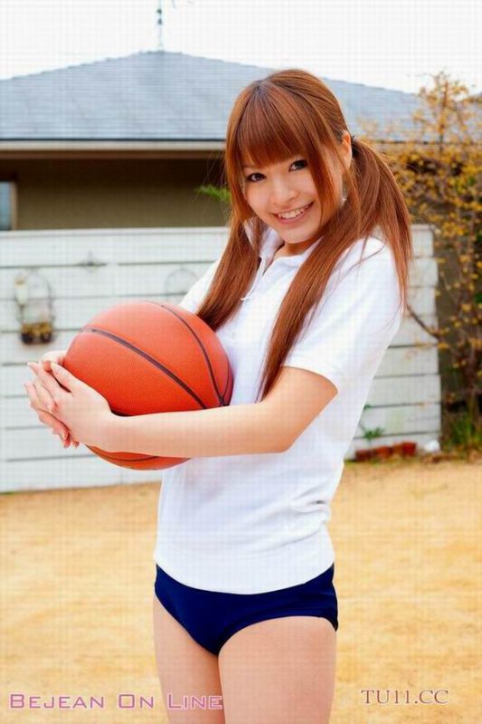 日本可爱美女户外高清写真