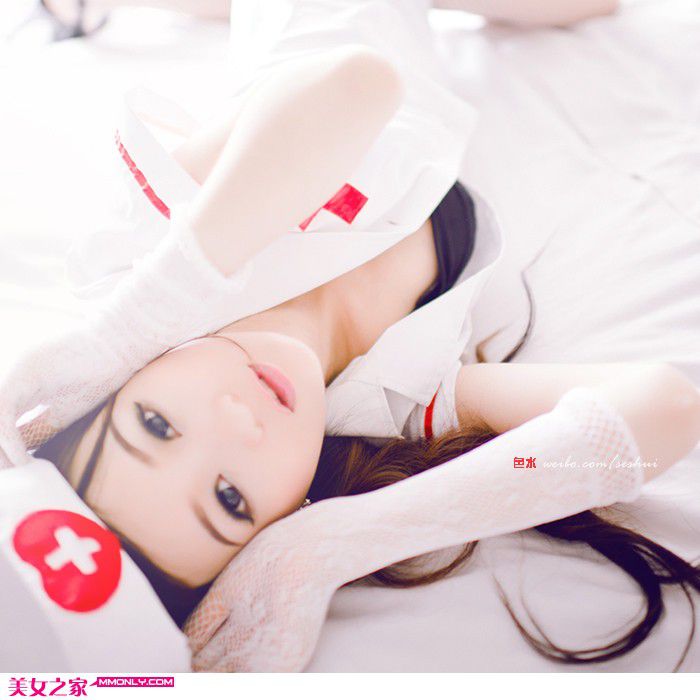 迷人美女秀美臀爆乳演绎制服诱惑