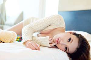 性感红唇美女酥胸诱人写真
