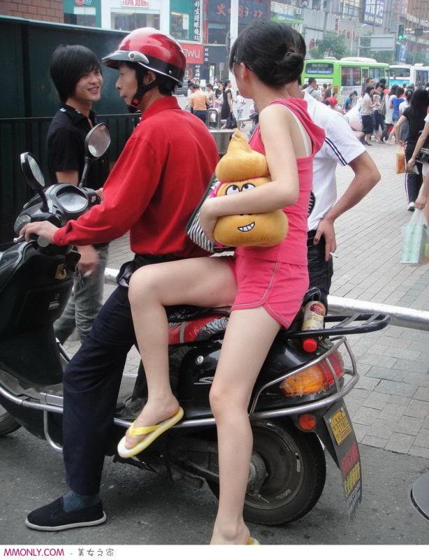 短裤美腿美女街头写真