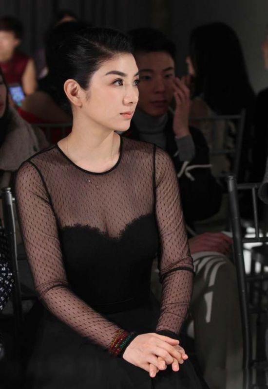 优雅蕾丝长裙女星黄奕高清活动照