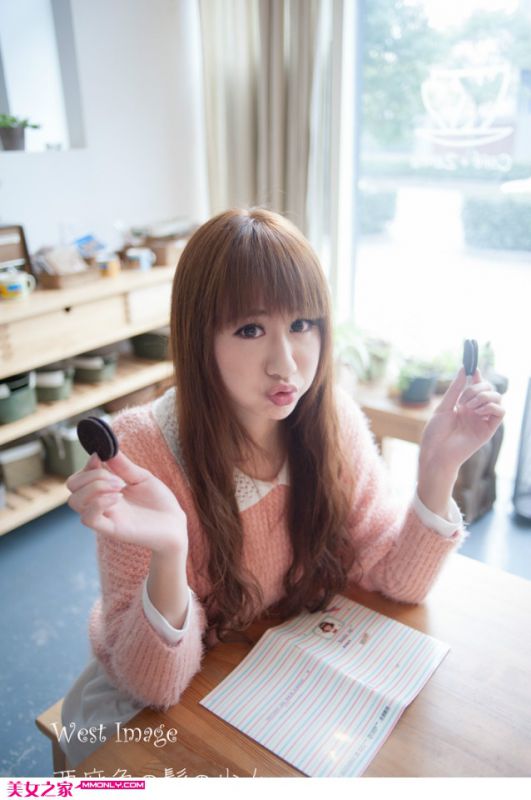 活泼清纯美少女午后迷人写真