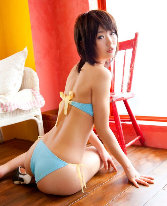 丰满美女秀翘臀私房写真