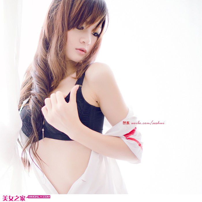 迷人美女秀美臀爆乳演绎制服诱惑