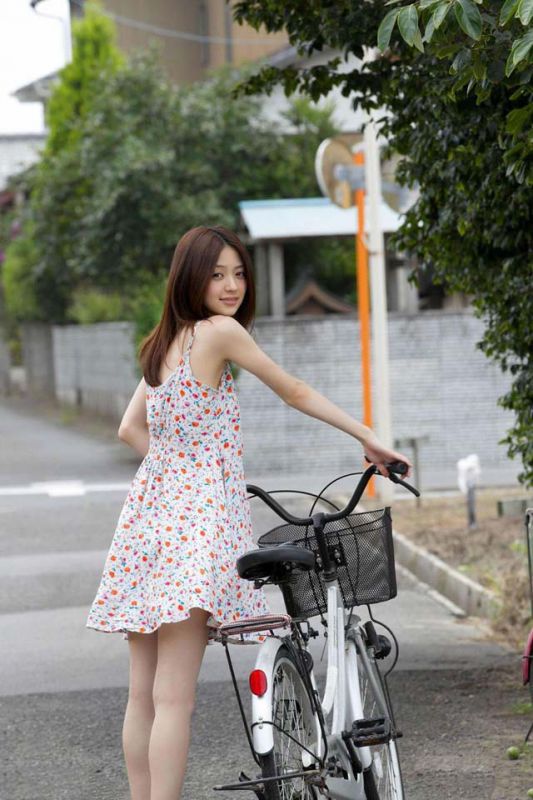 逢泽莉娜清新碎花裙迷人写真