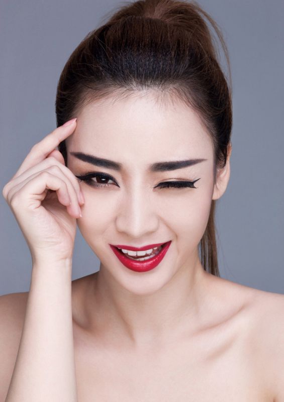 柳岩大秀酥胸美臀眼神魅惑