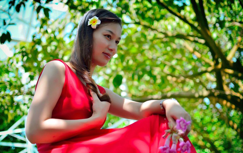红色长裙美女校花户外写真