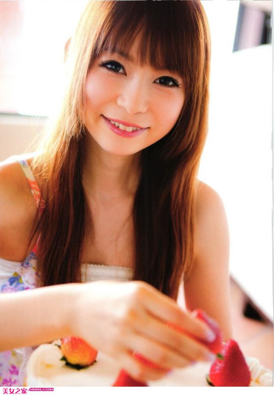 中川翔子妖娆裙装秀美臀