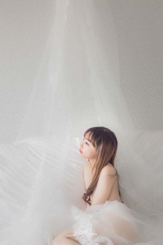 妖娆美女白纱美臀诱惑