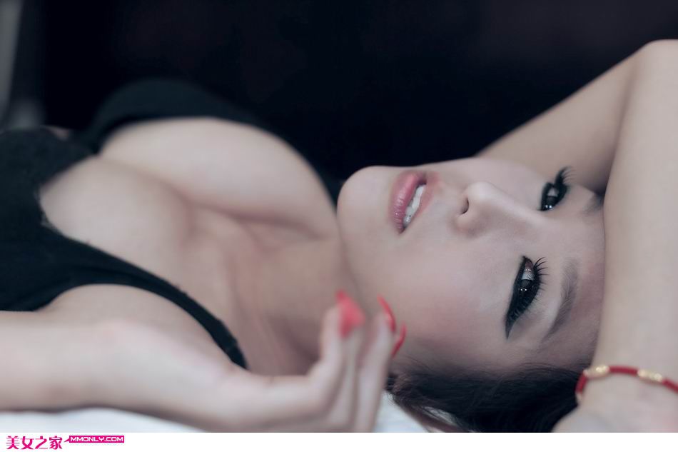 妖姬美女性感内衣诱人写真