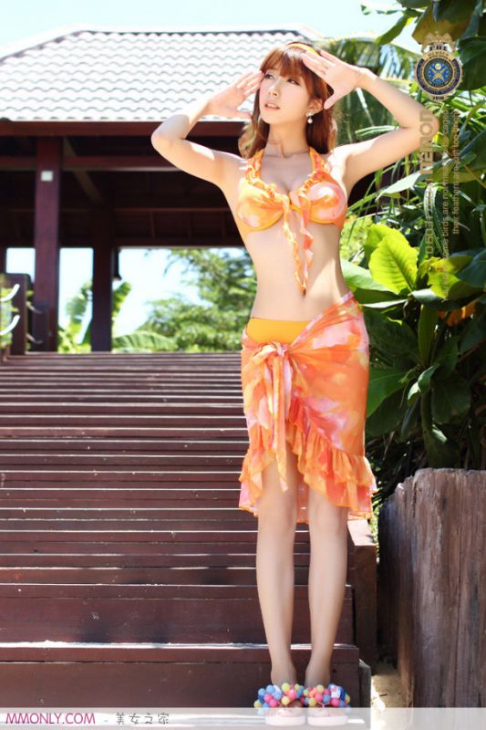 性感泳装美女户外撩人写真