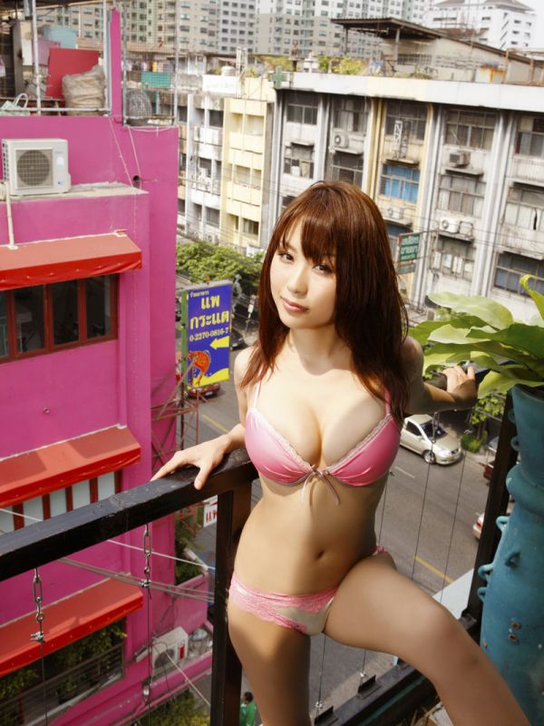日本美女西田麻衣性感美胸私房写真