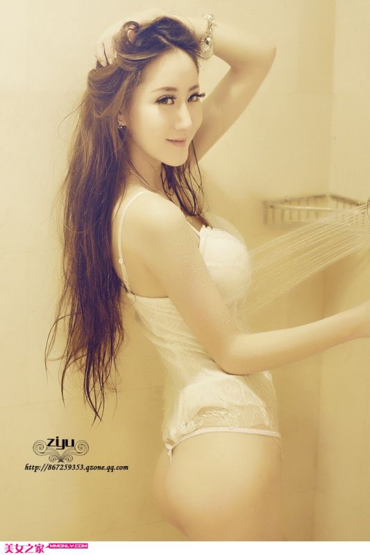 翘臀美女浴室上演湿身诱惑写真
