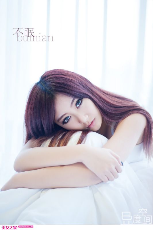 性感白色蕾丝短裙美女私房床上诱人写真