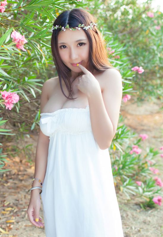 花环美女海边秀巨乳诱人写真