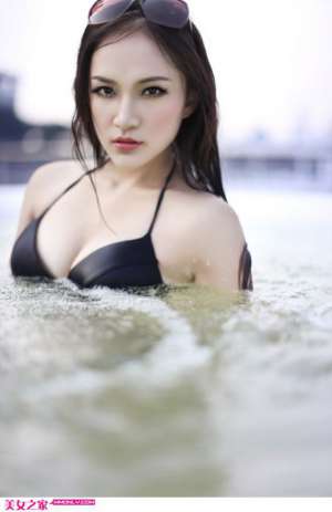 比基尼美女S雪湿身诱惑写真