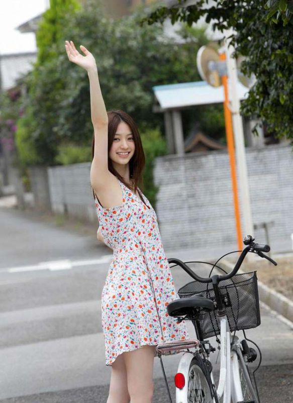 逢泽莉娜清新碎花裙迷人写真
