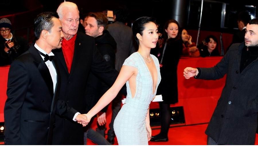 长裙美女桂纶镁性感高清活动照