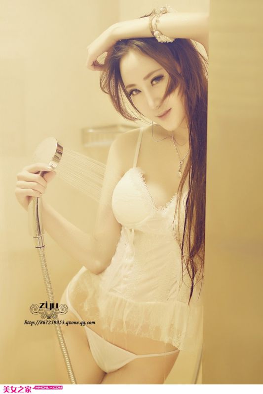翘臀美女浴室上演湿身诱惑写真