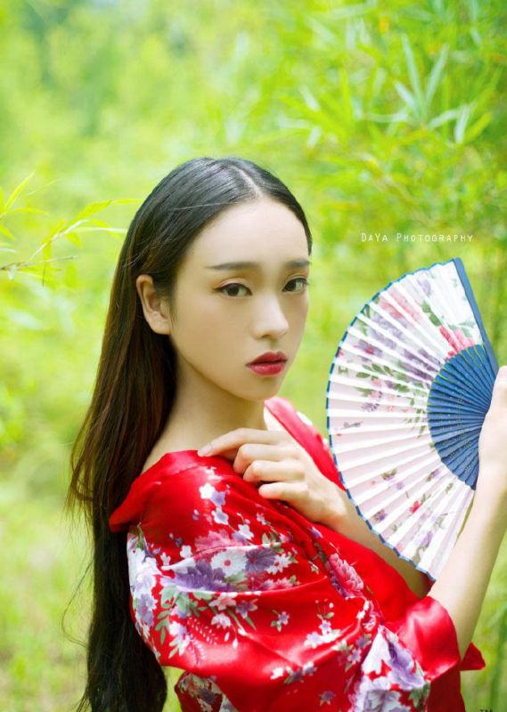 妩媚红唇少女户外写真