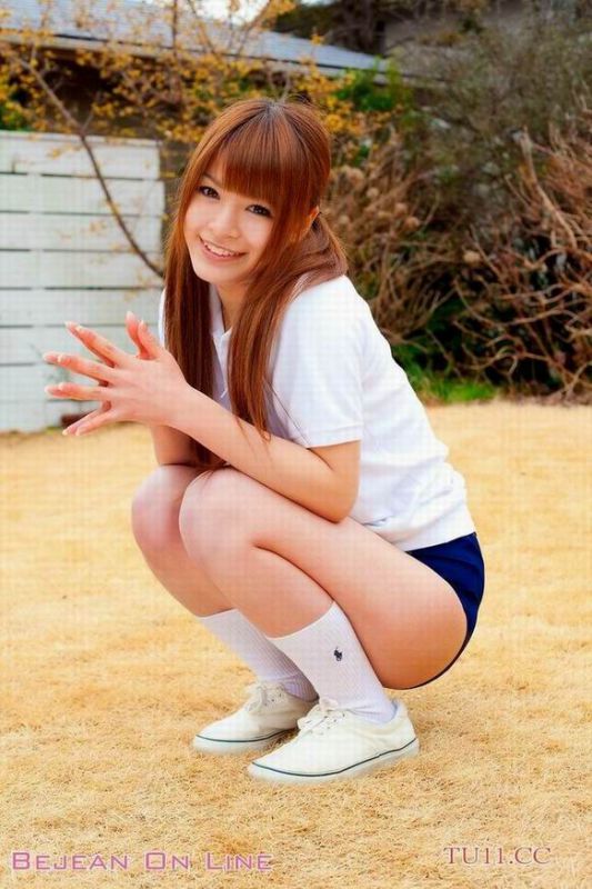 日本可爱美女户外高清写真