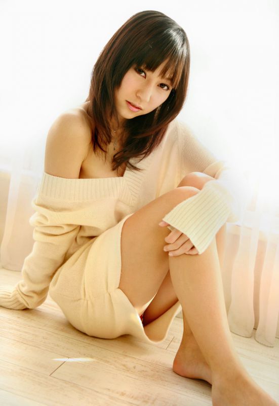 性感酥胸美女泳装户外诱人写真