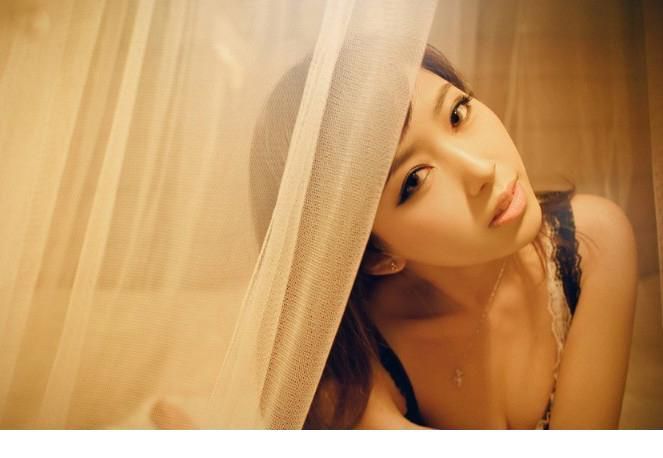 性感短裙美女室内诱人写真
