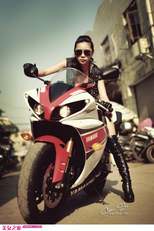 彪悍机车美女美臀美腿演绎另类性感