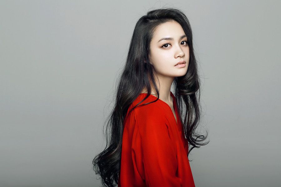 覃文静红衣优雅迷人写真大图