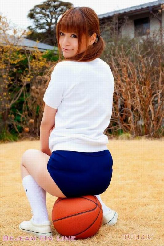 日本可爱美女户外高清写真