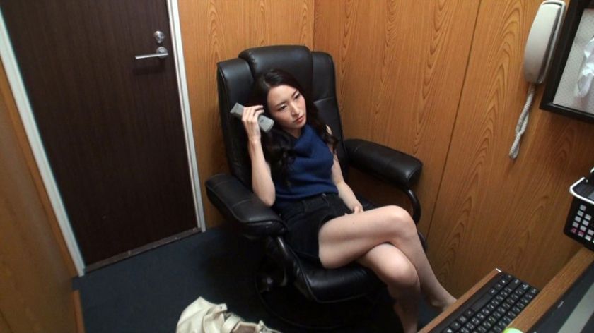 包厢内偷拍美女自摸