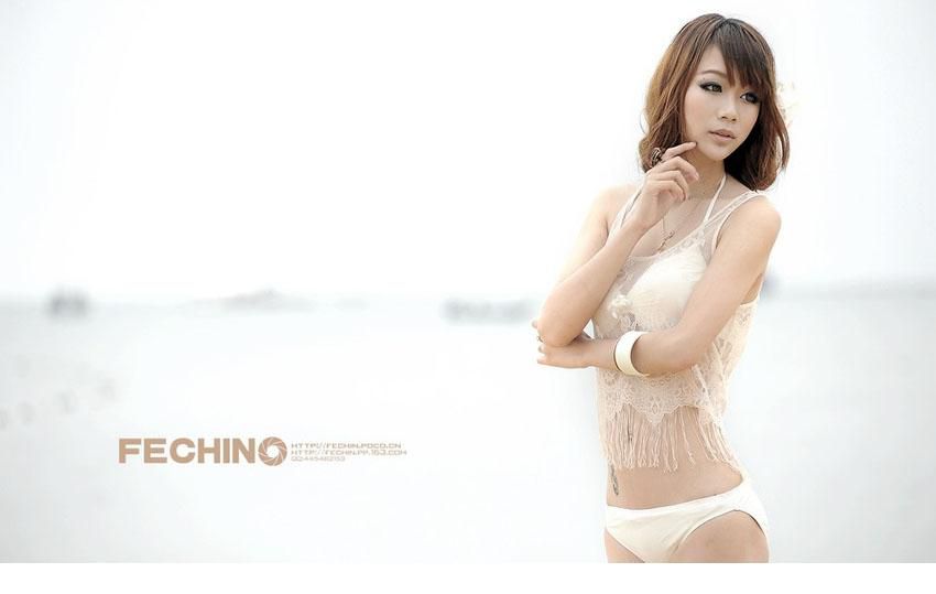 沙滩美女性感比基尼诱惑写照
