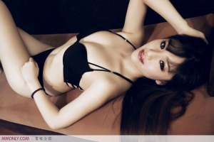 红色内衣美女私房美胸诱人写真