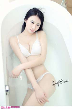 白色内衣美女浴室浴缸湿身写真