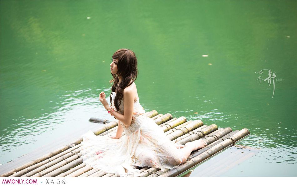 台湾可爱美女户外迷人写真