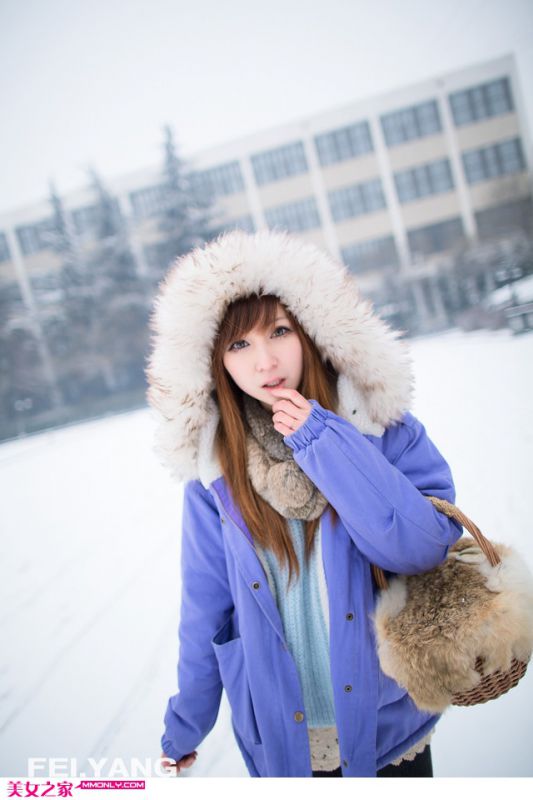 清纯迷人美女雪地纯情写真