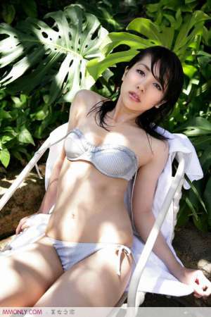 日本性感酥胸美女闺房诱人写真