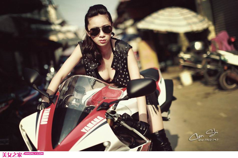 彪悍机车美女美臀美腿演绎另类性感