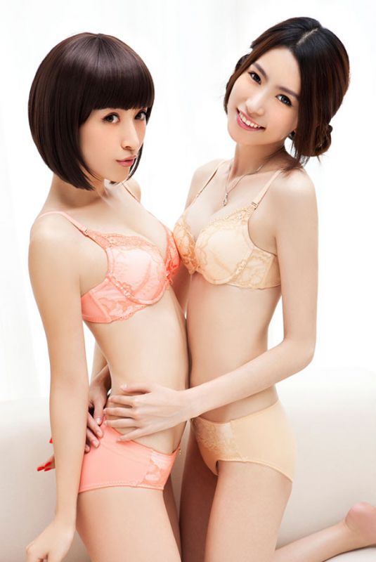 大胸萌妹子与闺蜜内衣写真拍摄