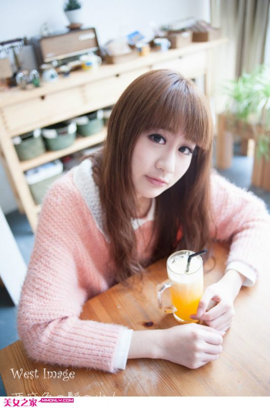 活泼清纯美少女午后迷人写真