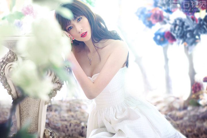 花丛中的大胸萌妹子性感写真