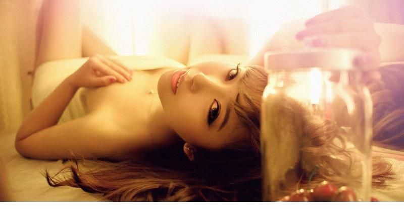 性感短裙美女室内诱人写真