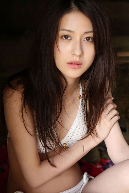 比基尼美女秀翘臀户外写真