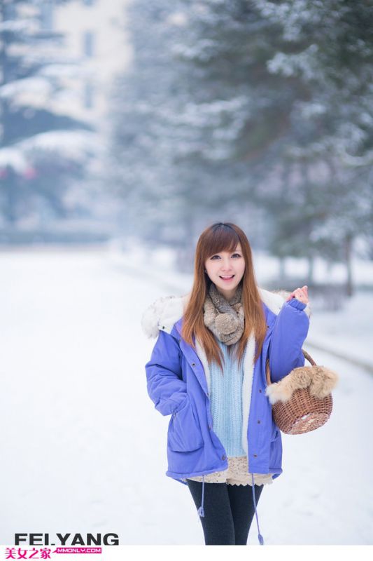 清纯迷人美女雪地纯情写真