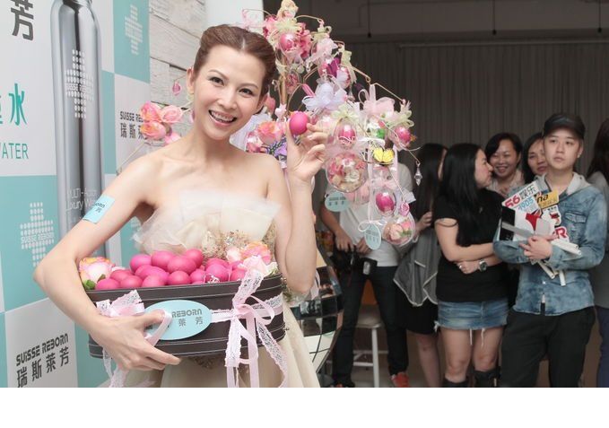 蔡少芬性感裹胸短裙迷人写真
