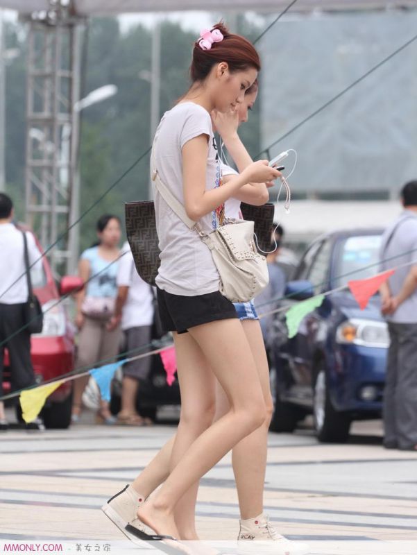 街拍短裙T恤衫美女高清写真