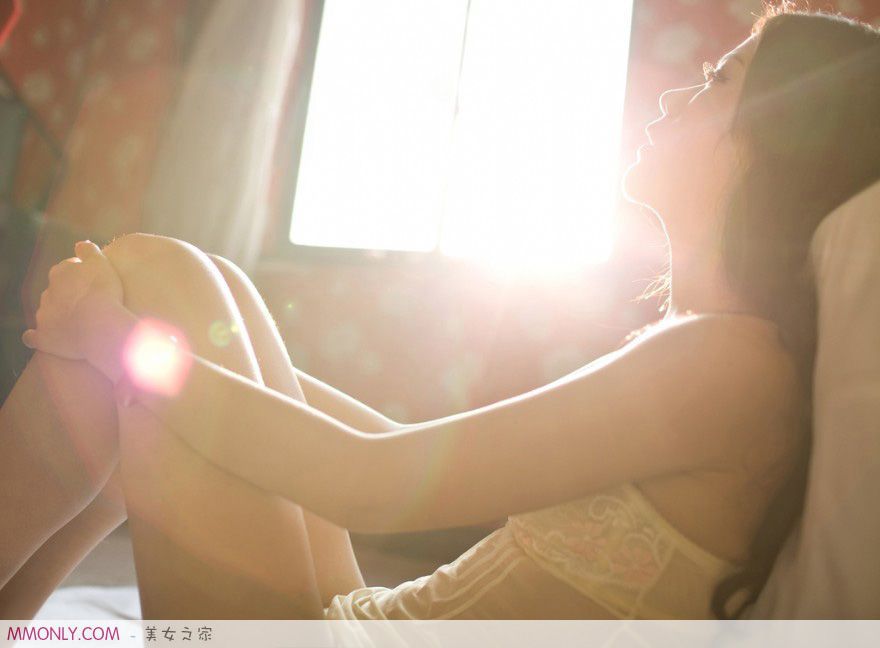 妩媚吊带内衣美女私房写真