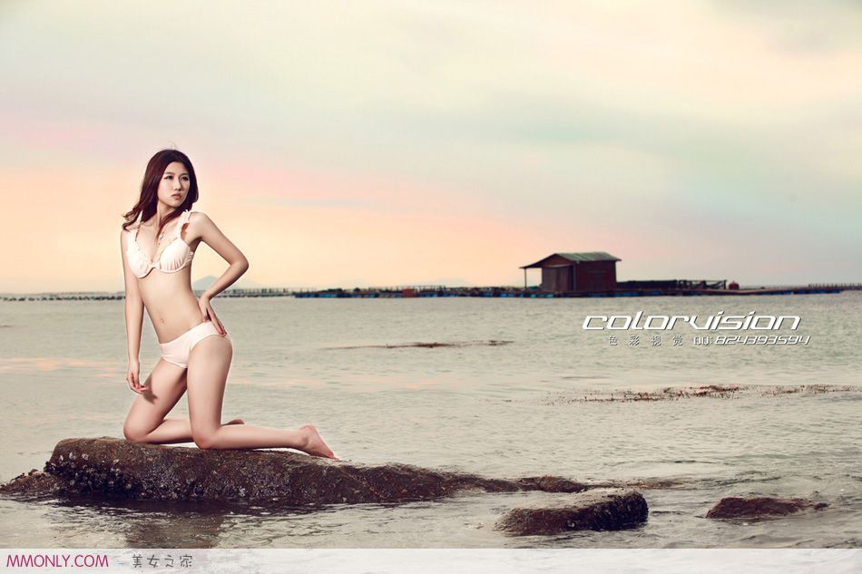性感海边比基尼美女诱人写真